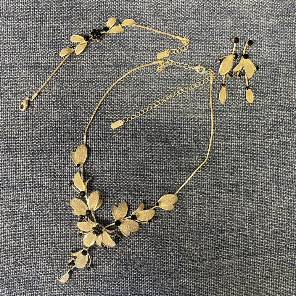 Elegant Gold and Black Floral Necklace Set